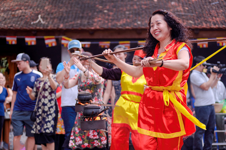 Thi nấu cơm, bắt lợn vui nhộn giữa thủ đô